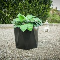 Nowoczesna czarna donica do ogrodu