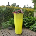 Wysoka żółta donica ogrodowa
