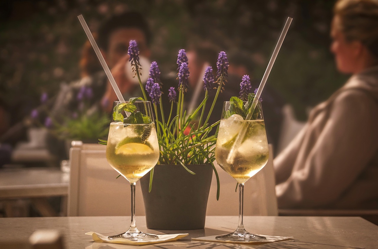 Jak urządzić ogródek restauracji na wieczorne sezony?